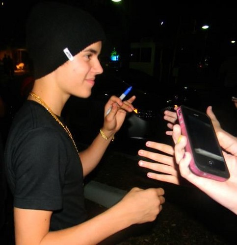  Justin signing autographs in Miami :)