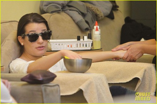  Lea Michele: Saturday Salon Stop with Mom Edith!