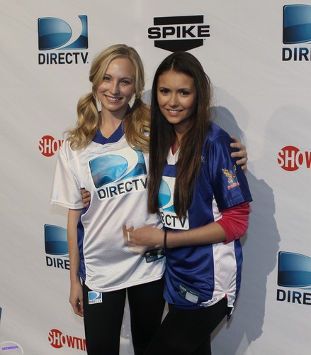  New pic of Candice & Nina at Directv's Celebrity ساحل سمندر, بیچ Bowl 2012.