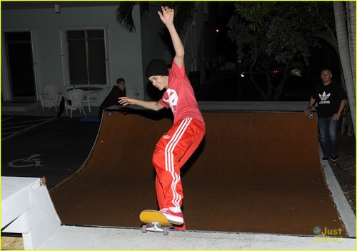  ustin-bieber-red-shirt-skateboarding -01.JPG