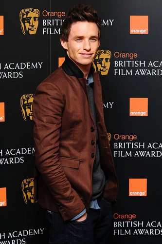  Eddie Redmayne - orange British Acodemy film awards