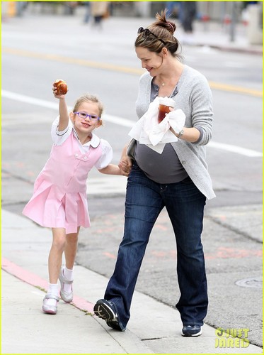  Jennifer Garner: Busy Mom!