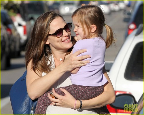  Jennifer Garner: Busy Mom!