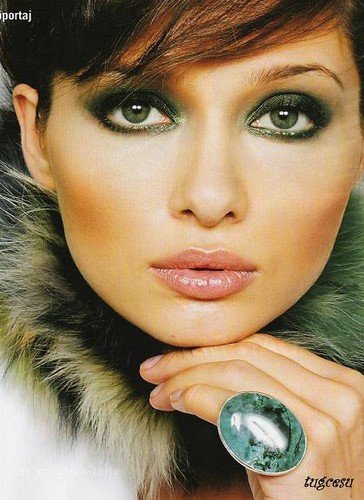 Turkish Actress Nurgul Yesilcay's Green Smokey Eye Makeup