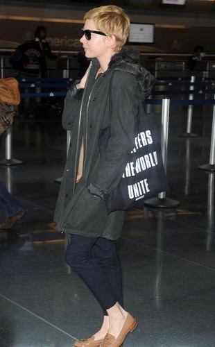 Michelle Williams at the "JFK Airport" - (07.02.2012)