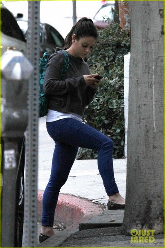  Mila Kunis: Post-Workout Coffee Run