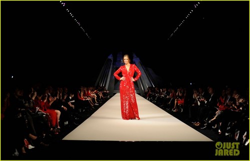  Minka Kelly: হৃদয় Truth's Red Dress Fashion Show!