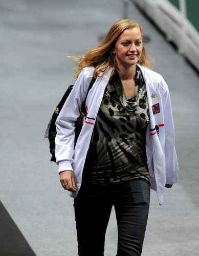  Petra Kvitova : This kemeja is too accented her big belly !