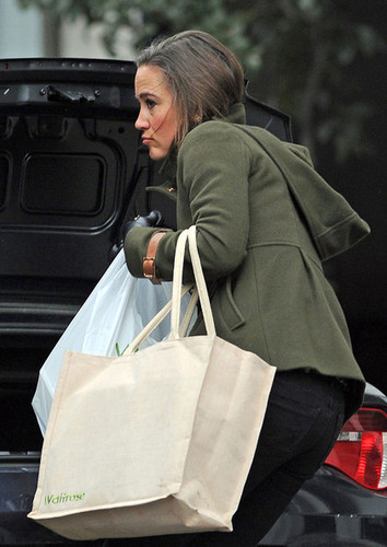  Pippa out shopping in लंडन February 2, 2012