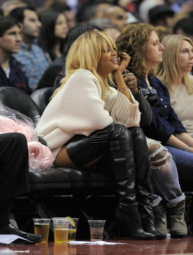  Rihanna At A mpira wa kikapu Game In LA [2 February 2012]