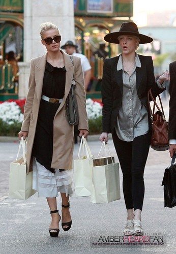  SHOPPING AT ANTHROPOLOGY AT THE GROVE IN LOS ANGELES (FEBRUARY 3RD)