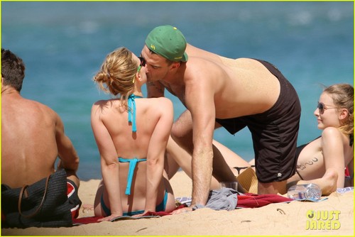  Scarlett Johansson: Bikini ساحل سمندر, بیچ Kisses!