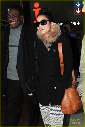  Vanessa Hudgens arrives at the airport in Paris 11/02/12