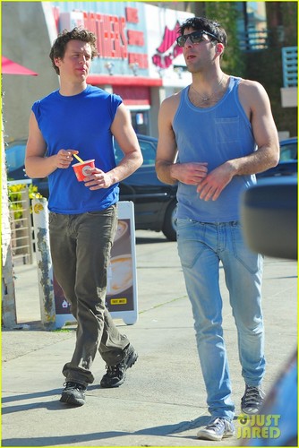  Zachary Quinto & Jonathan Groff: Mustard Seed Cafe Stop!