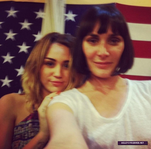  miley with বন্ধু (new pic 2012)