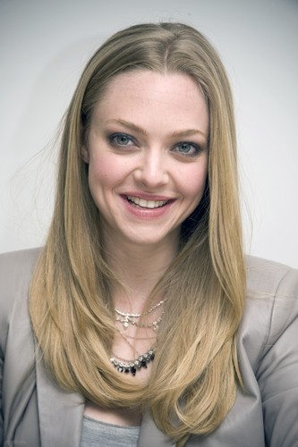  Amanda at the "Gone" press conference in Beverly Hills {10/02/12}