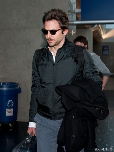  Bradley Cooper’s Low-Key LAX Arrival