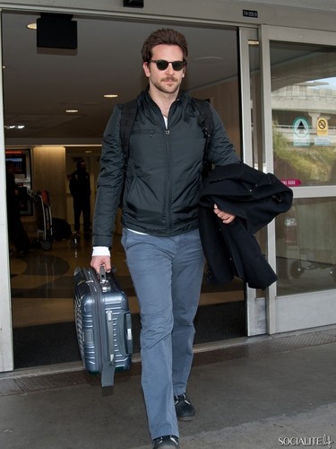  Bradley Cooper’s Low-Key LAX Arrival