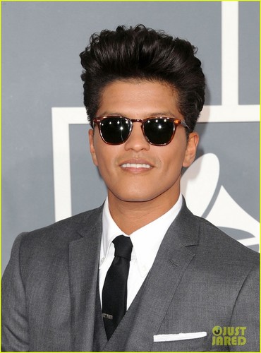  Bruno Mars - Grammys 2012 Red Carpet