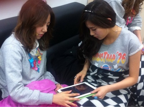  Hayoung and Namjoo playing with iPad