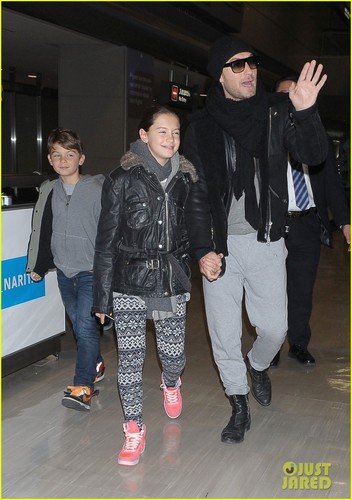  Jude Law Jets to Japão With the Kids
