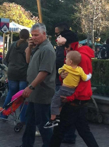  Justin Bieber & Selena in Disneyland Valentines दिन