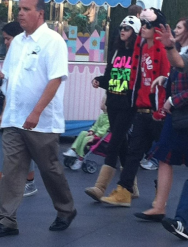  Justin Bieber & Selena in Disneyland Valentines день