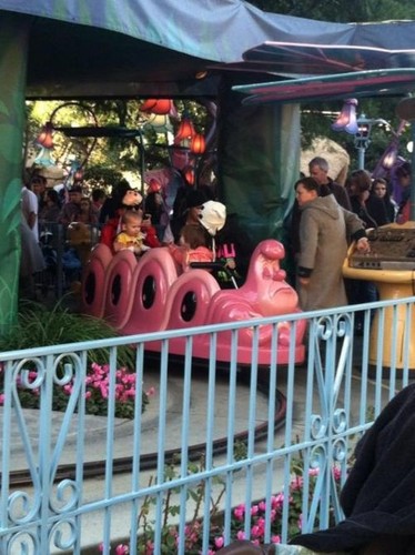  Justin Bieber & Selena in Disneyland Valentines dia