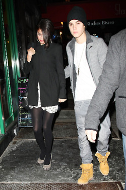  Justin Bieber and Selena Gomez out for hapunan in Manhattan.