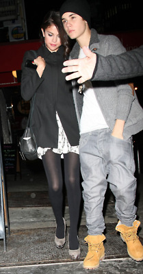  Justin Bieber and Selena Gomez out for ужин in Manhattan.
