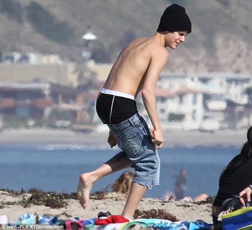 Justin Bieber & family in the beach