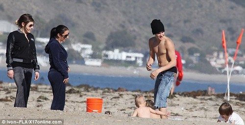  Justin Bieber & family in the пляж, пляжный