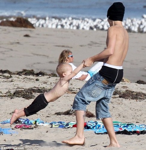  Justin Bieber & family in the 海滩