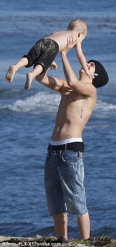  Justin Bieber & family in the 海滩