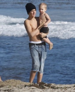  Justin Bieber & family in the 바닷가, 비치
