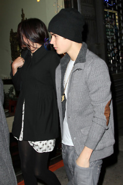  Justin and Selena out for chajio, chakula cha jioni in Manhattan :)