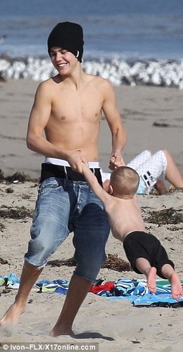  Justin bieber at family the ساحل سمندر, بیچ in California