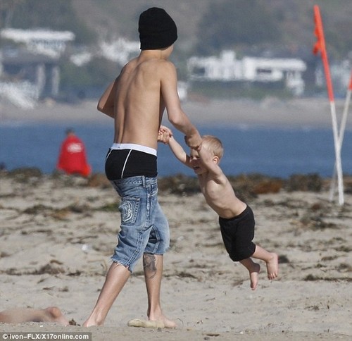  Justin bieber at family the ビーチ in California