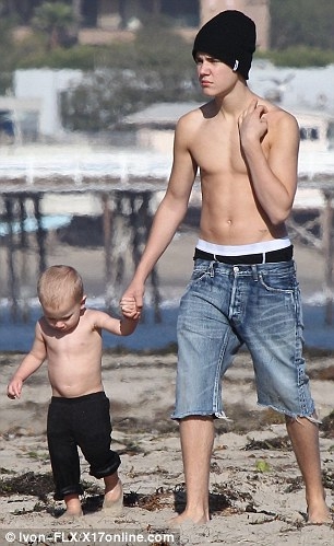  Justin bieber at family the 海滩 in California