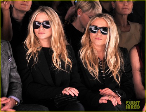  Mary-Kate & Ashley Olsen: Front Row at J. Mendel!