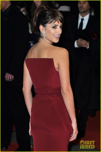  Penelope Cruz - BAFTAs 2012 Red Carpet