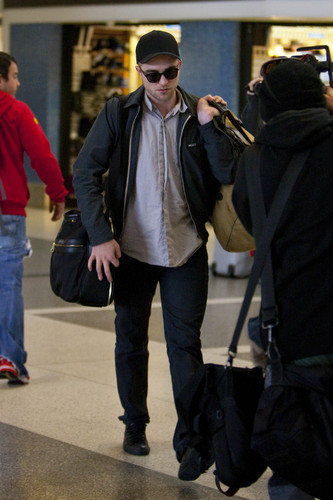  Robert pattinson in LAX airport 15th feb.2012