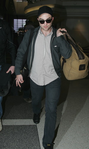  Robert pattinson in LAX airport 5th feb.2012