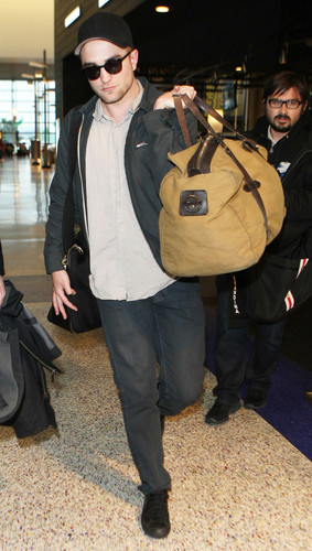  Robert pattinson in LAX airport 5th feb.2012