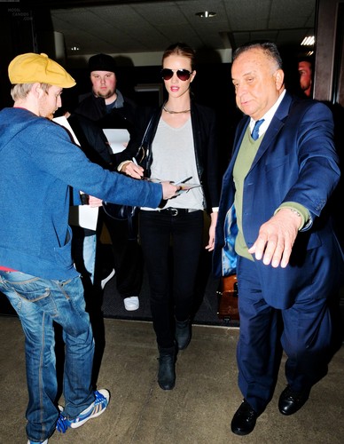  Rosie Huntington-Whiteley Arrives @ LAX Airport – Feb. 14th, 2012
