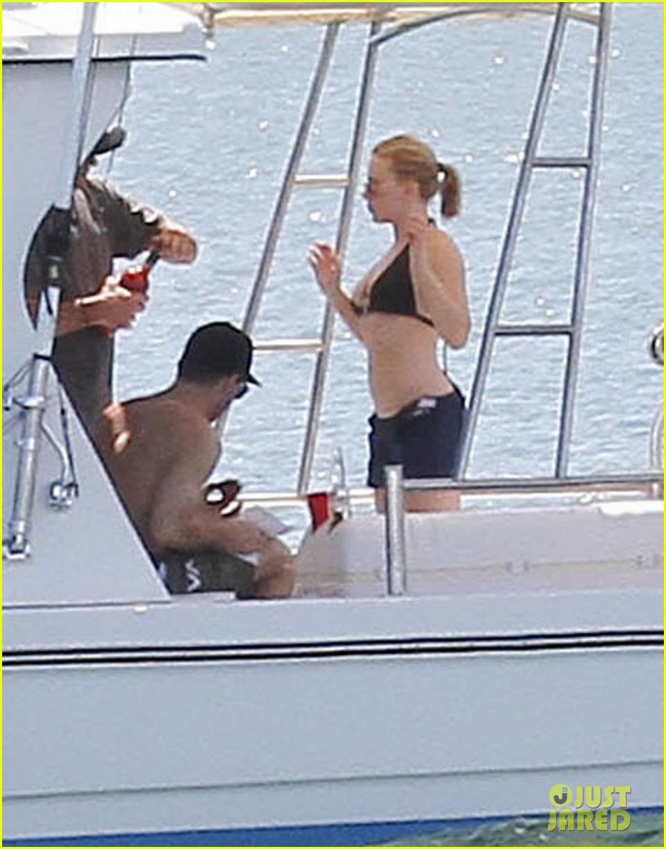 Scarlett Johansson: Bikini Babe on Valentine's Day!
