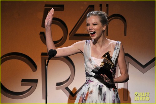  Taylor तत्पर, तेज, स्विफ्ट - Grammys 2012
