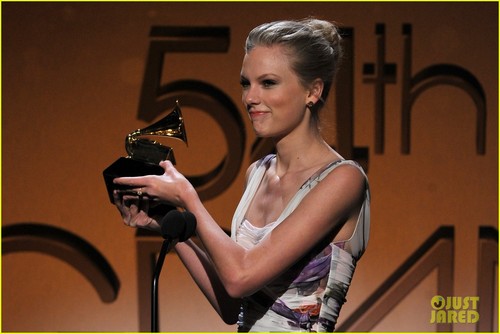  Taylor mwepesi, teleka - Grammys 2012