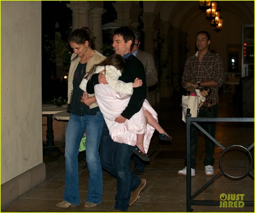  Tom Cruise & Katie Holmes: Family chajio, chakula cha jioni with Suri & Connor!