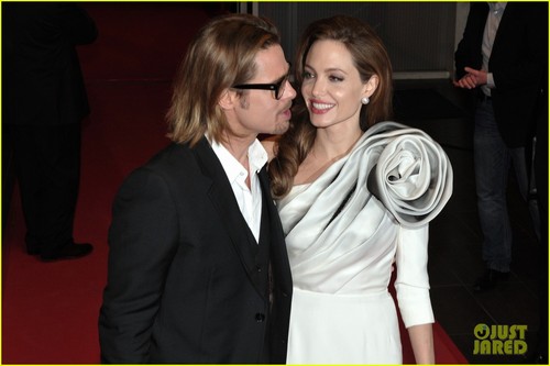  Angelina Jolie & Brad Pitt: 'Blood & Honey' Paris Premiere!